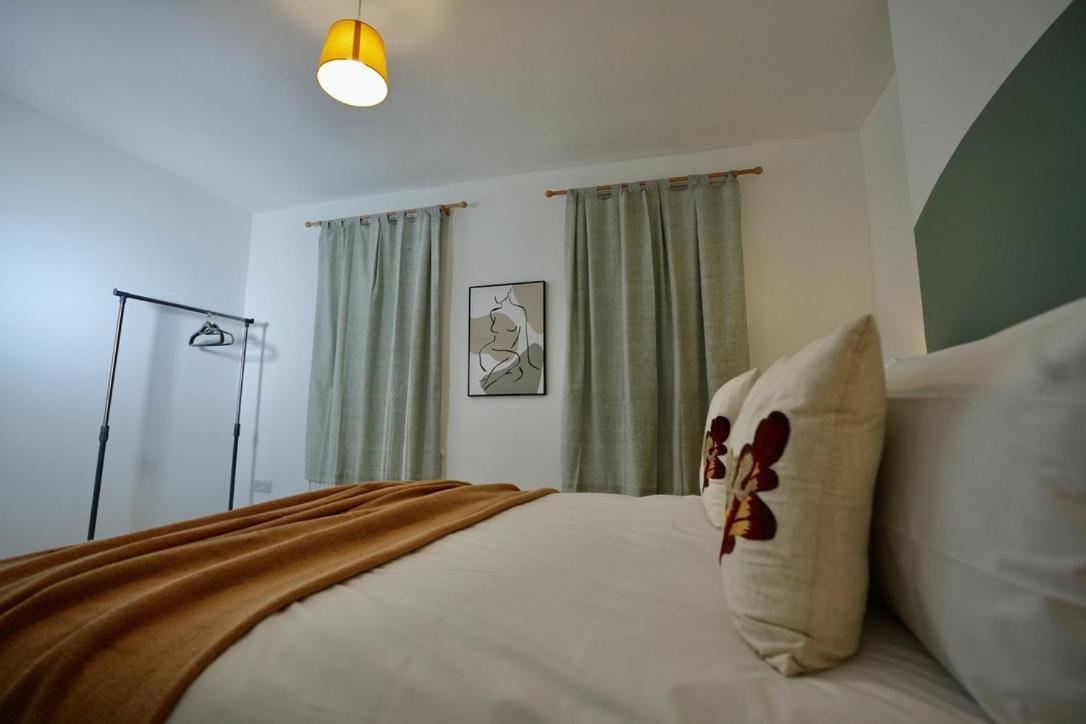 Spacious Two-Bedrooms House, Private Parking, Contractors, Relocators Oxford Eksteriør bilde