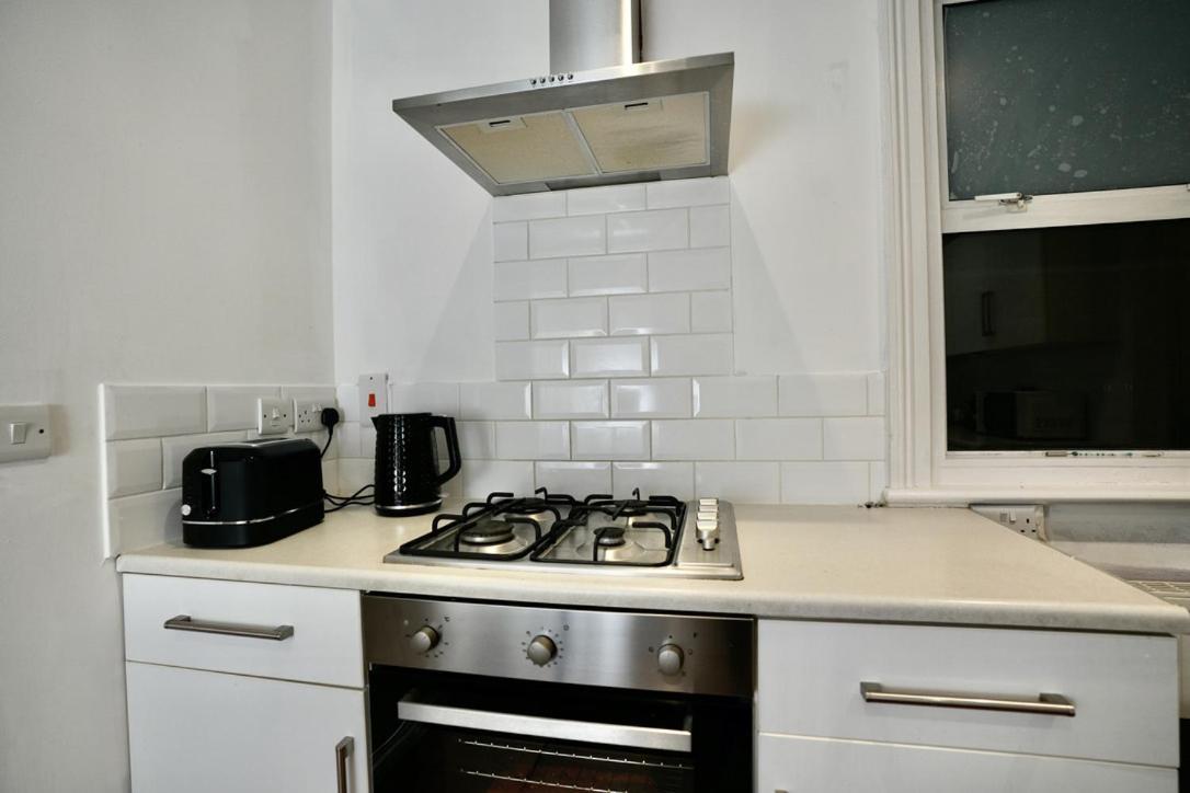 Spacious Two-Bedrooms House, Private Parking, Contractors, Relocators Oxford Eksteriør bilde